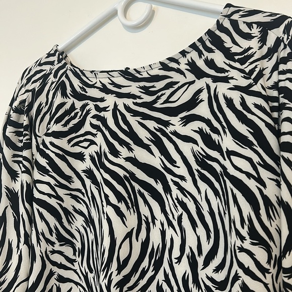 Halogen Hidden Button Long Sleeve Blouse in Black Feather Tiger, Large - Picture 2 of 10
